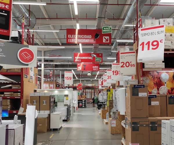 Interior de la tienda BricoDepot en Palma