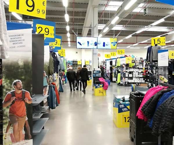 Interior de la tienda Decathlon Lleida